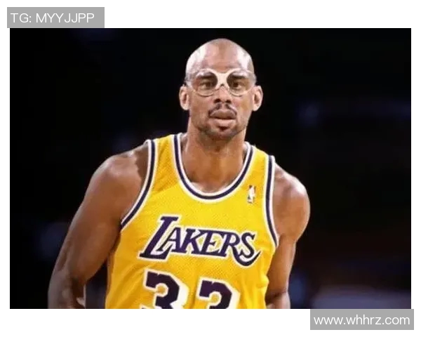 天勾贾巴尔与尤因的传奇对决:篮球历史上的巅峰时刻解析 天勾贾巴尔与尤因的传奇对决:篮球历史上的巅峰时刻解析